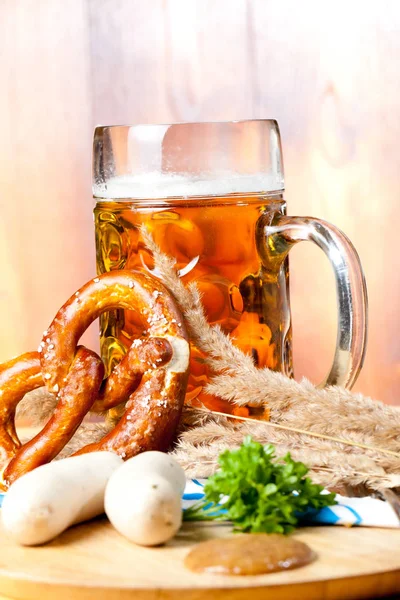 Caneca Cerveja Pretzel Salsichas Mesa Madeira — Fotografia de Stock