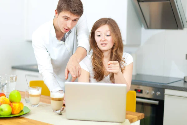 Happy Young Couple Laptop Breakfast Kitchen Royalty Free Stock Photos