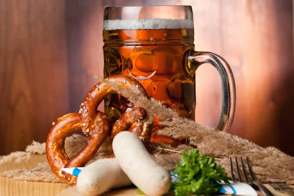 Bierkrug Brezel Und Würstchen Auf Holztisch — Stockfoto