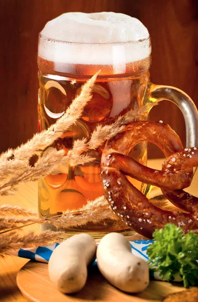 Bierkrug Brezel Und Würstchen Auf Holztisch Oktoberfest Konzept — Stockfoto