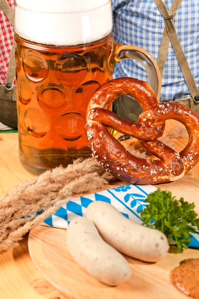 Bierkrug Brezel Und Würstchen Auf Holztisch Oktoberfest Konzept — Stockfoto