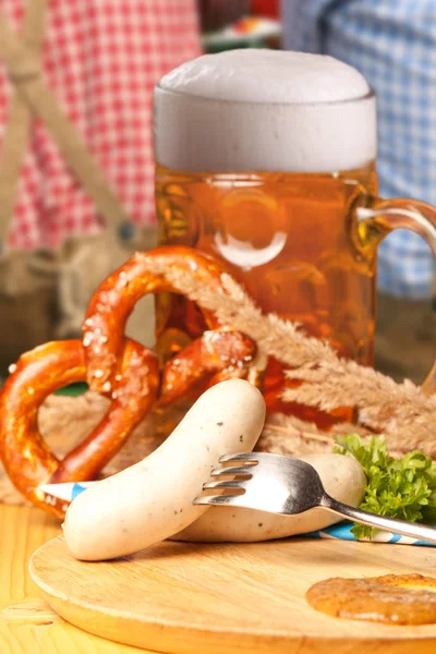 木桌上的一杯啤酒 椒盐卷和香肠 10月节概念 — 图库照片