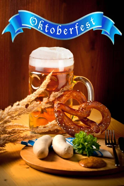 Κούπα Μπύρα Pretzel Και Λουκάνικα Στο Ξύλινο Τραπέζι — Φωτογραφία Αρχείου