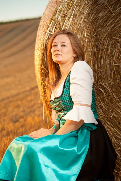 Schöne Junge Frau Blauem Kleid Posiert Der Nähe Von Heuhaufen — Stockfoto