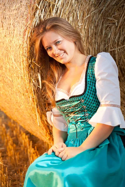 Samanlık buğday alanında yakın poz mavi elbiseli güzel genç kadın