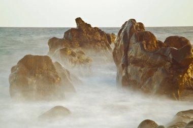 Güzel kayalık deniz manzarası uzun pozlama