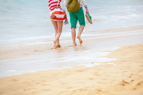 Schnappschuss Von Barfuß Spazierendem Jungen Paar Sandstrand — Stockfoto