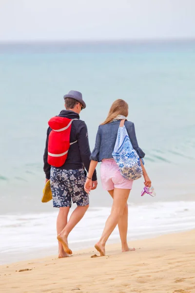 Visão Traseira Jovem Casal Passeando Praia Areia — Fotografia de Stock