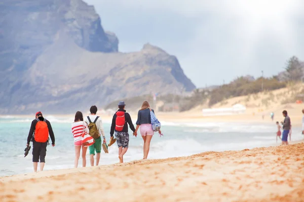 Vista Posteriore Dei Giovani Che Camminano Una Spiaggia Porto Santo — Foto Stock