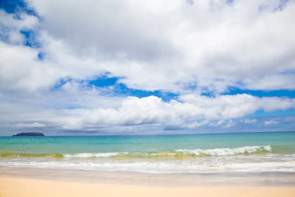 Красивый Тропический Песчаный Остров Облачным Небом — стоковое фото
