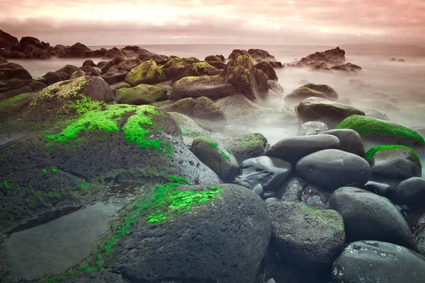 长时间曝光美丽的岩石海景 — 图库照片