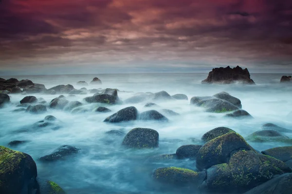 Длительное Воздействие Красивых Скалистых Морей — стоковое фото