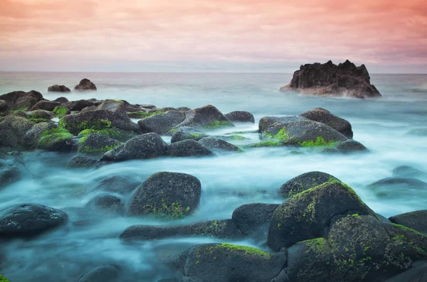 Lange Belichtung Der Schönen Felsigen Meereslandschaft — Stockfoto