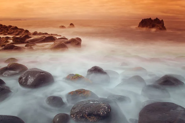 长时间曝光美丽的岩石海景 — 图库照片