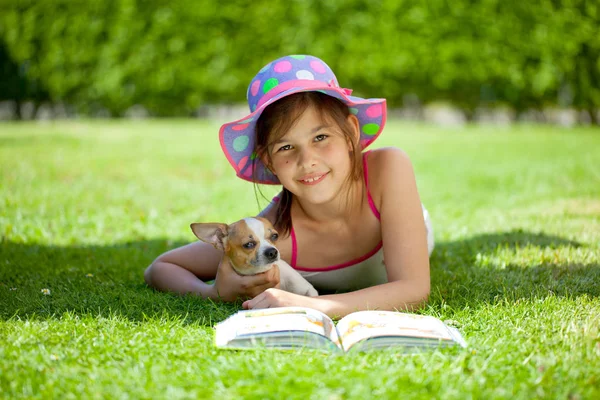 Söt Flicka Med Hund Liggande Grönt Gräs Och Läsa Bok — Stockfoto