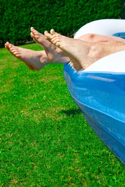 Обрізаний Знімок Ніг Людей Лежать Садовому Басейні — стокове фото