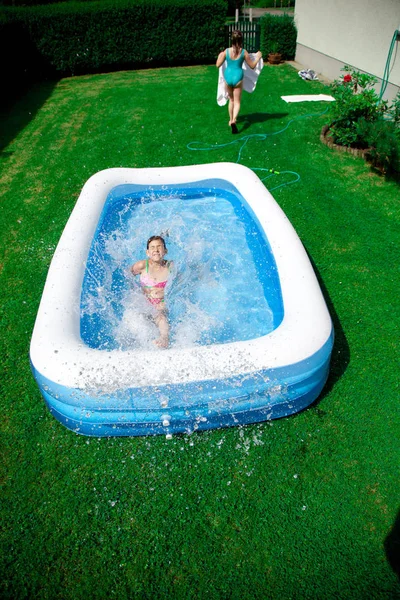 Bahçede Yüzme Havuzunda Mayo Giyen Tatlı Bir Kız — Stok fotoğraf