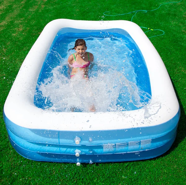 Menina Adolescente Bonito Vestindo Maiô Piscina Exterior Jardim — Fotografia de Stock