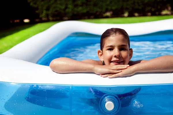 Menina Adolescente Bonito Vestindo Maiô Piscina Exterior Jardim — Fotografia de Stock