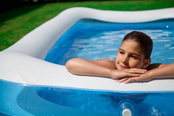 Linda Chica Adolescente Con Traje Baño Piscina Aire Libre Jardín — Foto de Stock