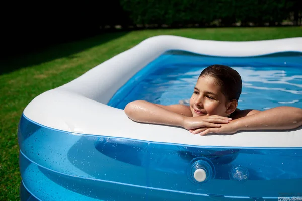 Bahçede Yüzme Havuzunda Mayo Giyen Tatlı Bir Kız — Stok fotoğraf