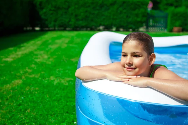 Linda Chica Adolescente Con Traje Baño Piscina Aire Libre Jardín — Foto de Stock