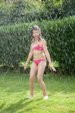 Su sıçramalarına sıcak ve güneşli yaz altında eğlenmek çok güzel genç kız