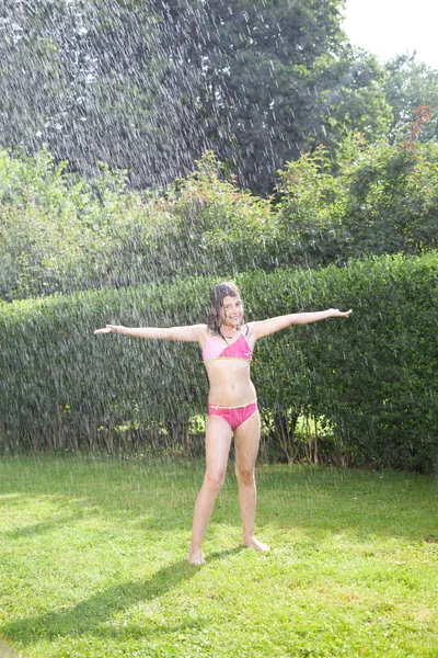 Чарівна Дівчина Підліток Розважається Під Водою Бризки Спекотне Сонячне Літо — стокове фото