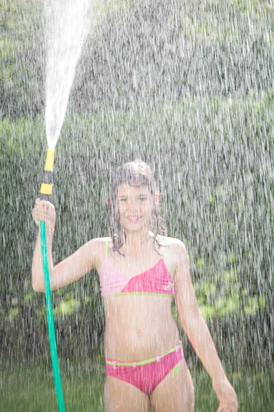 Adorável Menina Adolescente Brincando Com Uma Mangueira Jardim Verão Quente — Fotografia de Stock