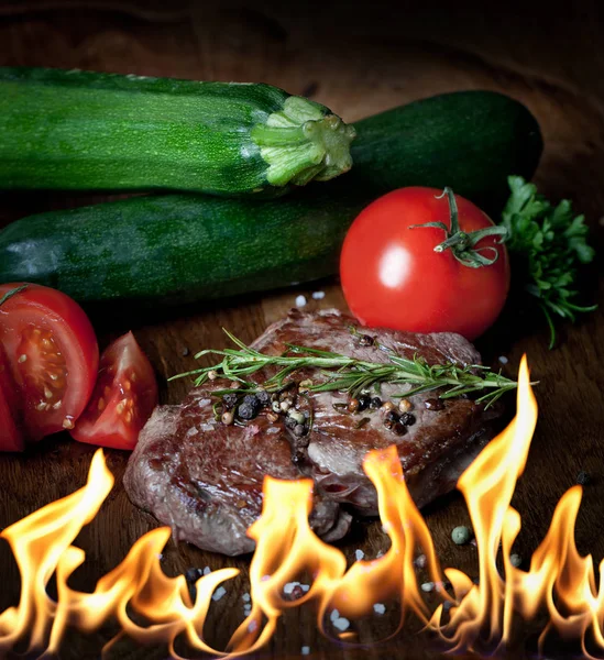 Vista Perto Delicioso Bife Com Ervas Especiarias Mesa Madeira — Fotografia de Stock