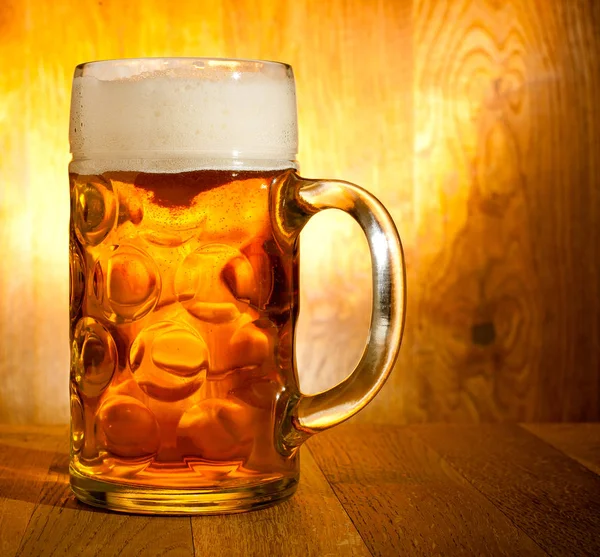 Becher Mit Bier Auf Holzgrund — Stockfoto