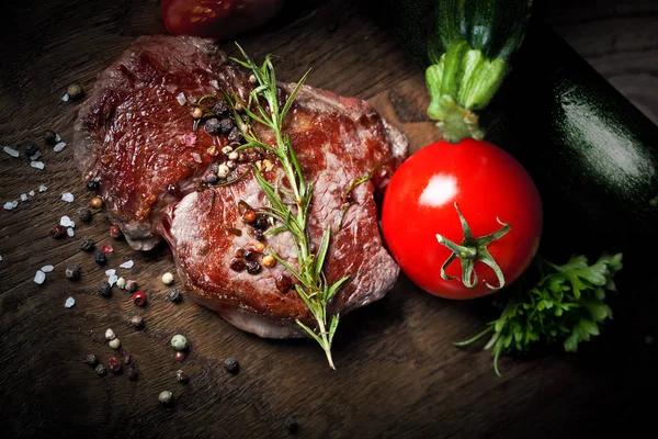 Steak Juteux Moyen Boeuf Rare Aux Épices Légumes Grillés — Photo