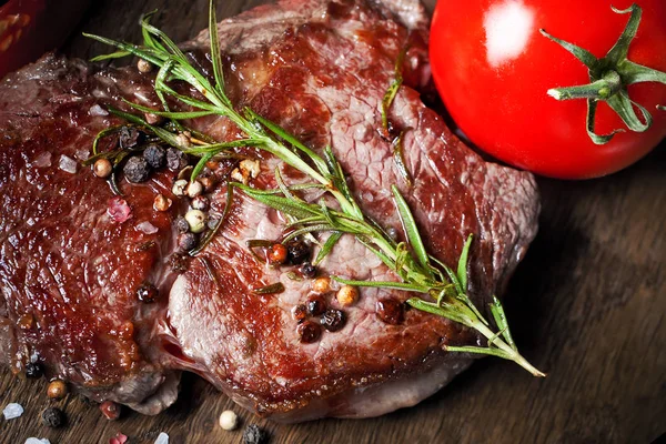 Vista Perto Delicioso Bife Com Tomate Especiarias Mesa Madeira — Fotografia de Stock