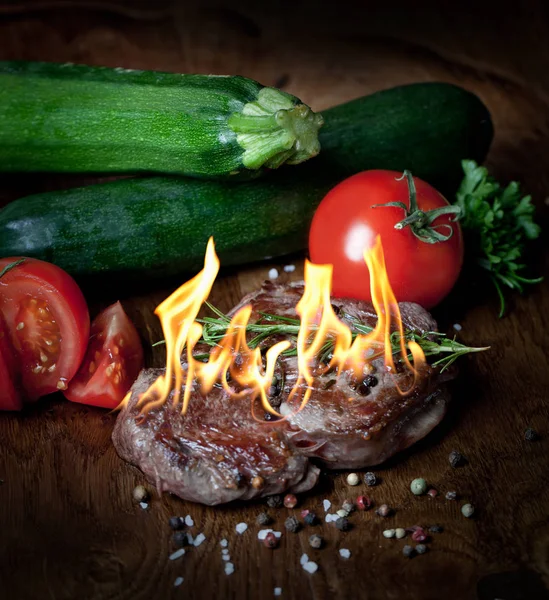 Vista Perto Delicioso Bife Com Ervas Especiarias Mesa Madeira — Fotografia de Stock