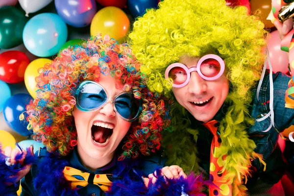 Забавная Молодая Пара Разноцветных Париках Очках Позирует Фоне Разноцветного Шарика — стоковое фото