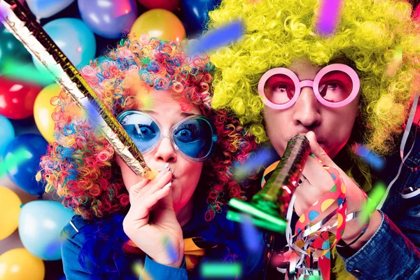 Engraçado Jovem Casal Perucas Coloridas Óculos Posando Contra Fundo Colorido — Fotografia de Stock