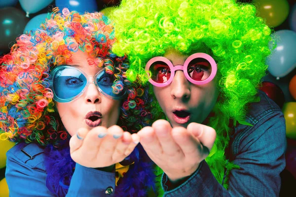 Забавная Молодая Пара Разноцветных Париках Очках Позирует Фоне Разноцветного Шарика — стоковое фото