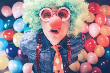 mavi peruk ve gözlük renkli parti balon arka planı poz komik delikanlı