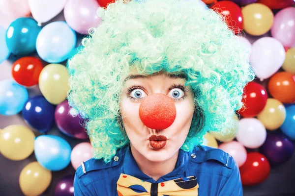 Animado Jovem Mulher Peruca Olhando Para Câmera Celebrando Carnaval Ano — Fotografia de Stock