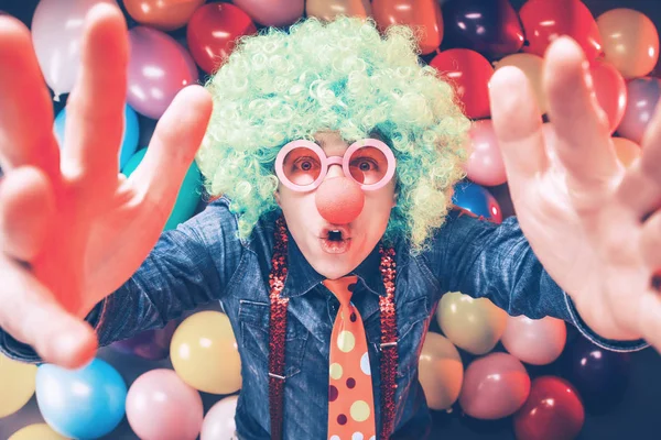 Young Man Blue Wig Glasses Posing Colorful Party Balloon Background — Stock Photo, Image