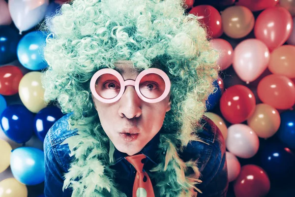 Jonge Man Blauwe Pruik Bril Poseren Tegen Kleurrijke Partij Ballon — Stockfoto