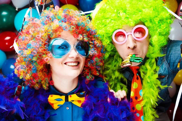Забавная Молодая Пара Красочных Париках Очках Веселится Фоне Разноцветного Шарика — стоковое фото