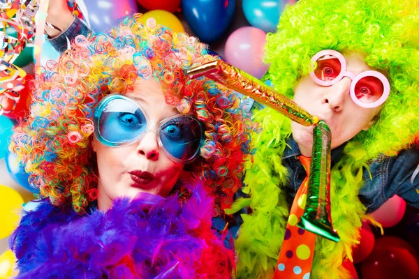 Funny Young Couple Colorful Wigs Glasses Having Fun Colorful Party — Stock Photo, Image