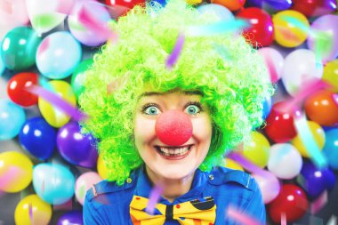 yeşil peruk balonlar düzinelerce renkli parti balon çerçevede poz komik genç kadın