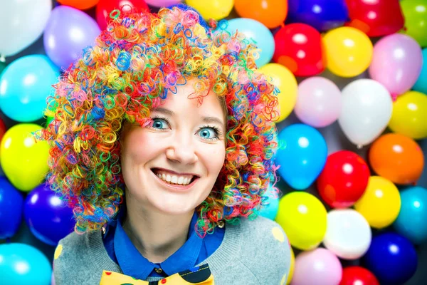 Engraçado Jovem Mulher Colorido Peruca Posando Contra Colorido Festa Balão — Fotografia de Stock