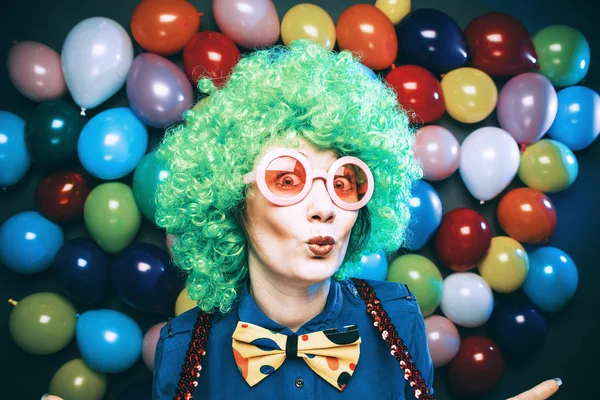 Jovem Engraçada Peruca Verde Óculos Posando Contra Fundo Colorido Balão — Fotografia de Stock