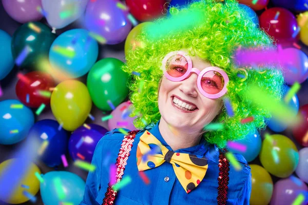 Bela Jovem Feliz Peruca Verde Sorrindo Para Câmera Celebrando Carnaval — Fotografia de Stock