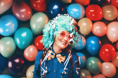 mavi peruk balonlar düzinelerce renkli parti balon çerçevede poz komik genç kadın