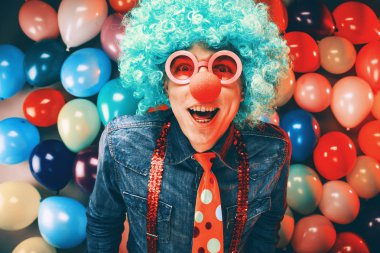 Mavi peruk renkli parti balon arka planı poz genç adam