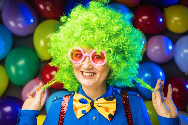 Bela Jovem Feliz Peruca Verde Celebrando Carnaval Ano Novo Clube — Fotografia de Stock